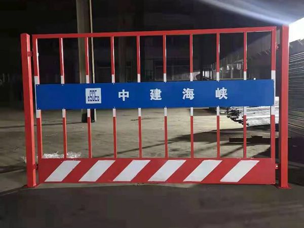 电梯防护门