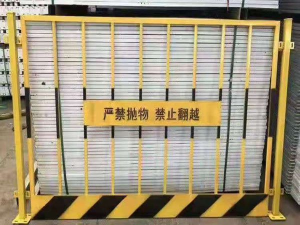 电梯防护门