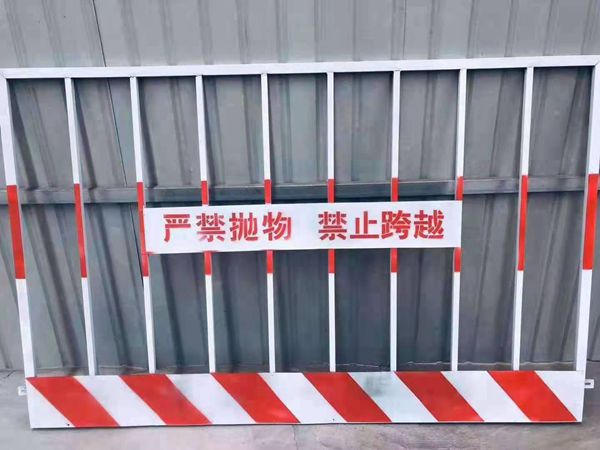 电梯防护门