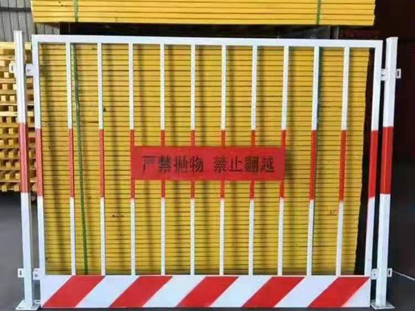 电梯防护门