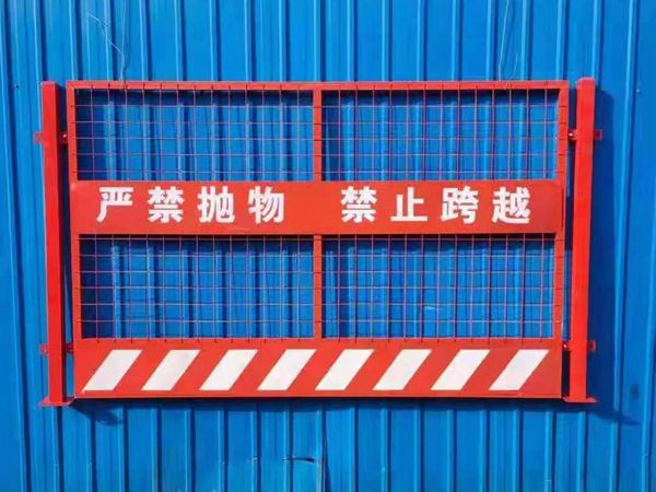 电梯防护门